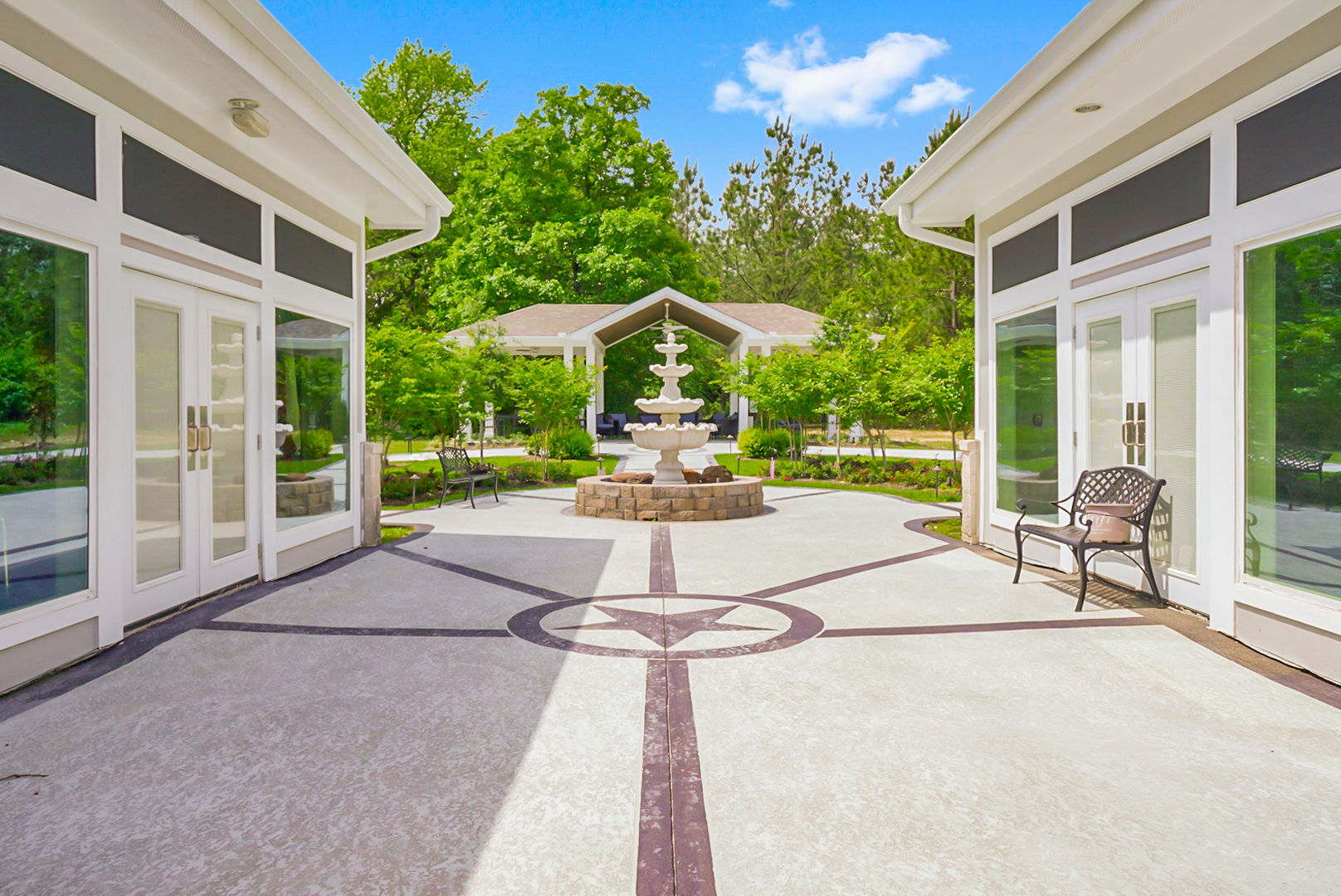 A well-maintained outdoor courtyard and fountain at Sundale Senior Living in Huntsville, TX